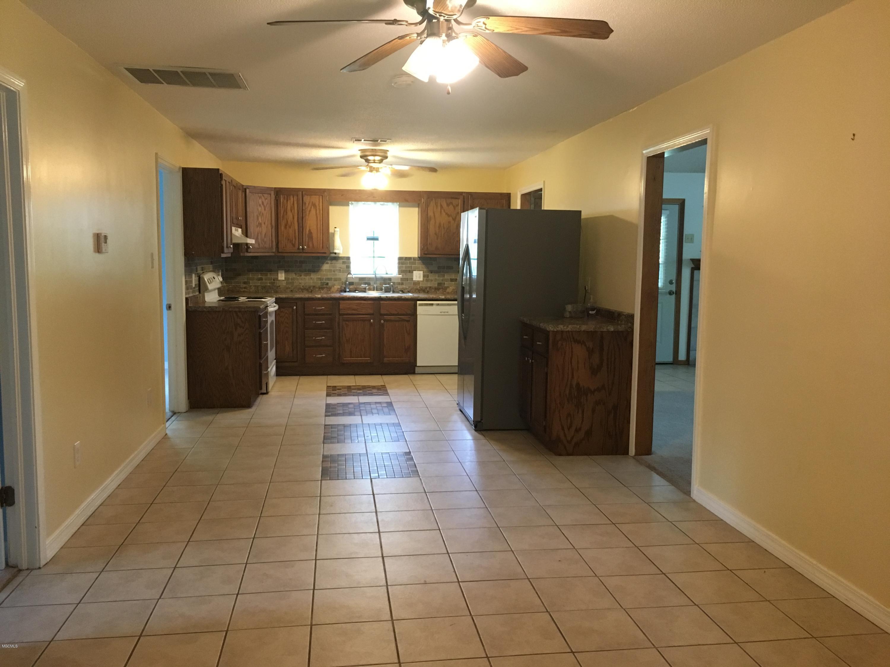 10402 Roberts Road Biloxi, MS 39532 - Photo 11 of 27 IMG_5408
