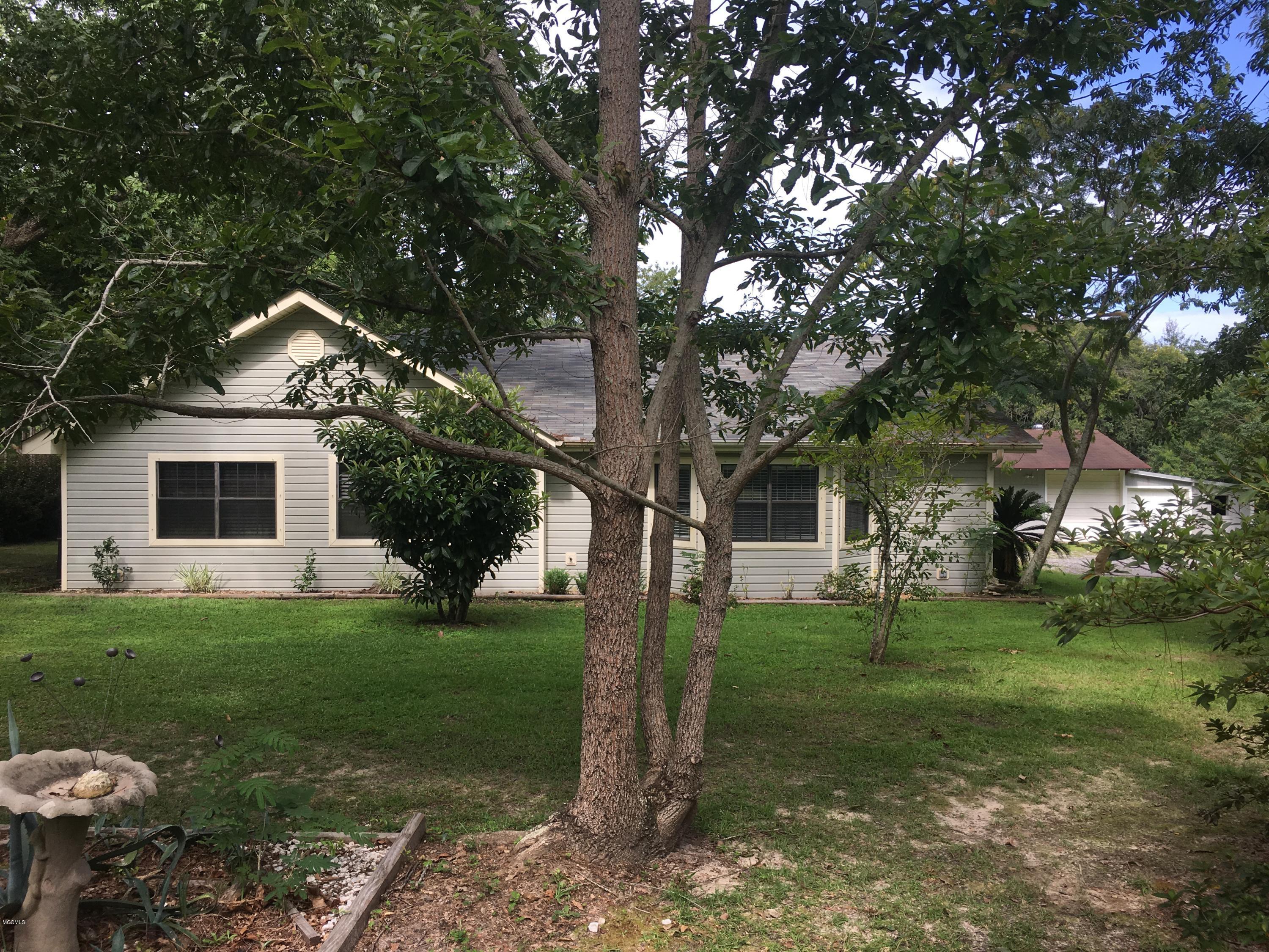 10402 Roberts Road Biloxi, MS 39532 - Photo 2 of 27 IMG_5392