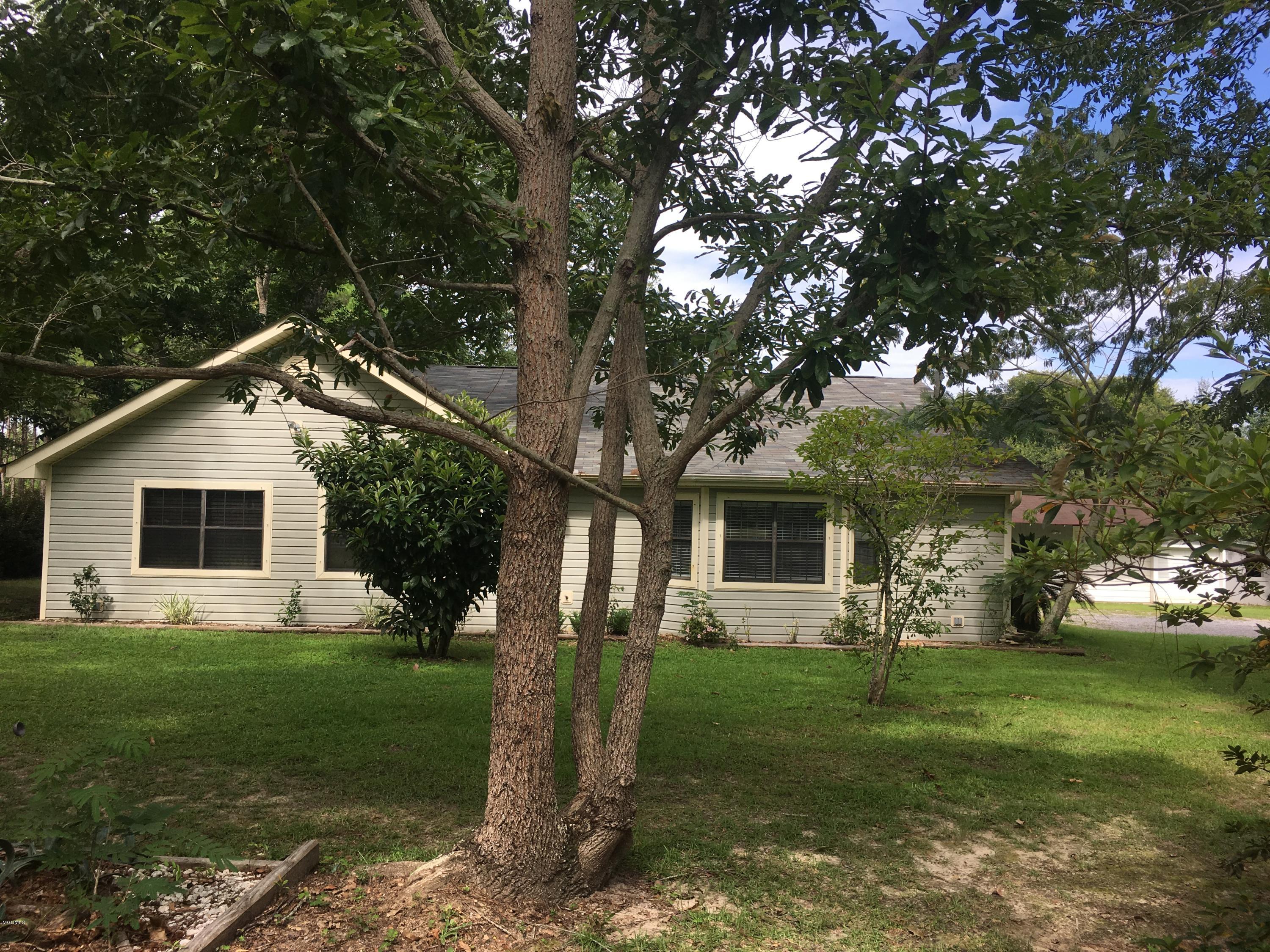 10402 Roberts Road Biloxi, MS 39532 - Photo 3 of 27 IMG_5393