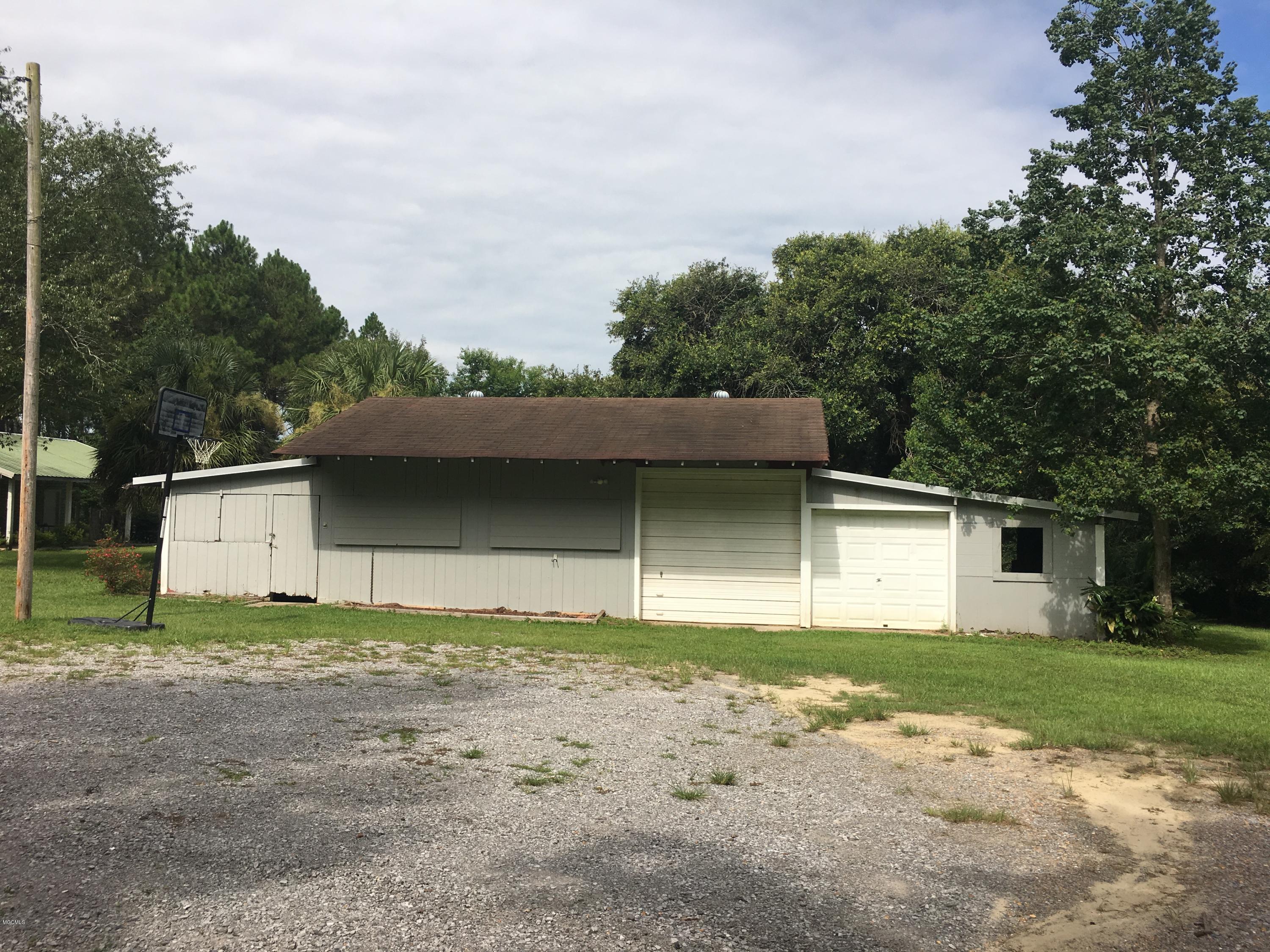 10402 Roberts Road Biloxi, MS 39532 - Photo 4 of 27 IMG_5394