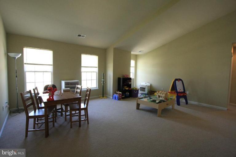 25812 Spring Farm Circle Chantilly, VA 20152 - Photo 6 of 22 Living Room