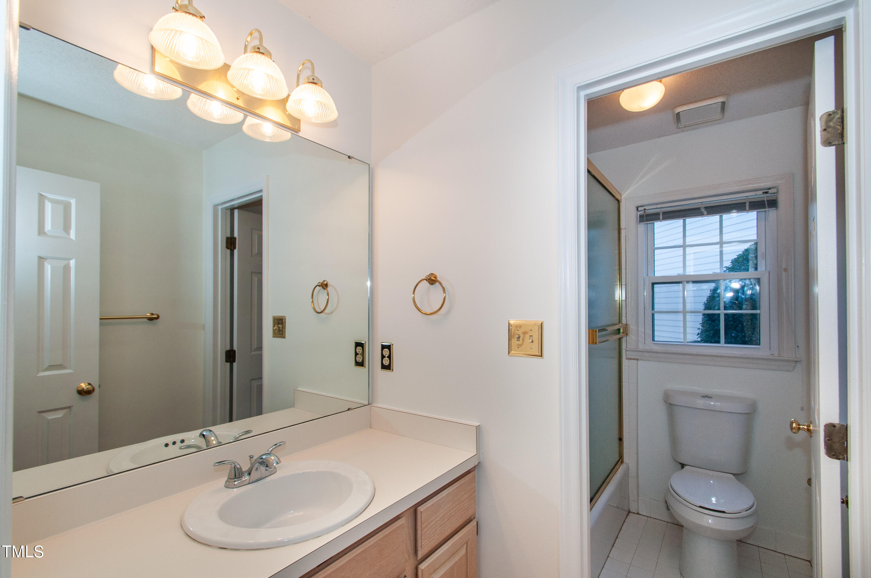 27 Renwick Court Raleigh, NC 27615 - Photo 27 of 49 Main Floor Bath