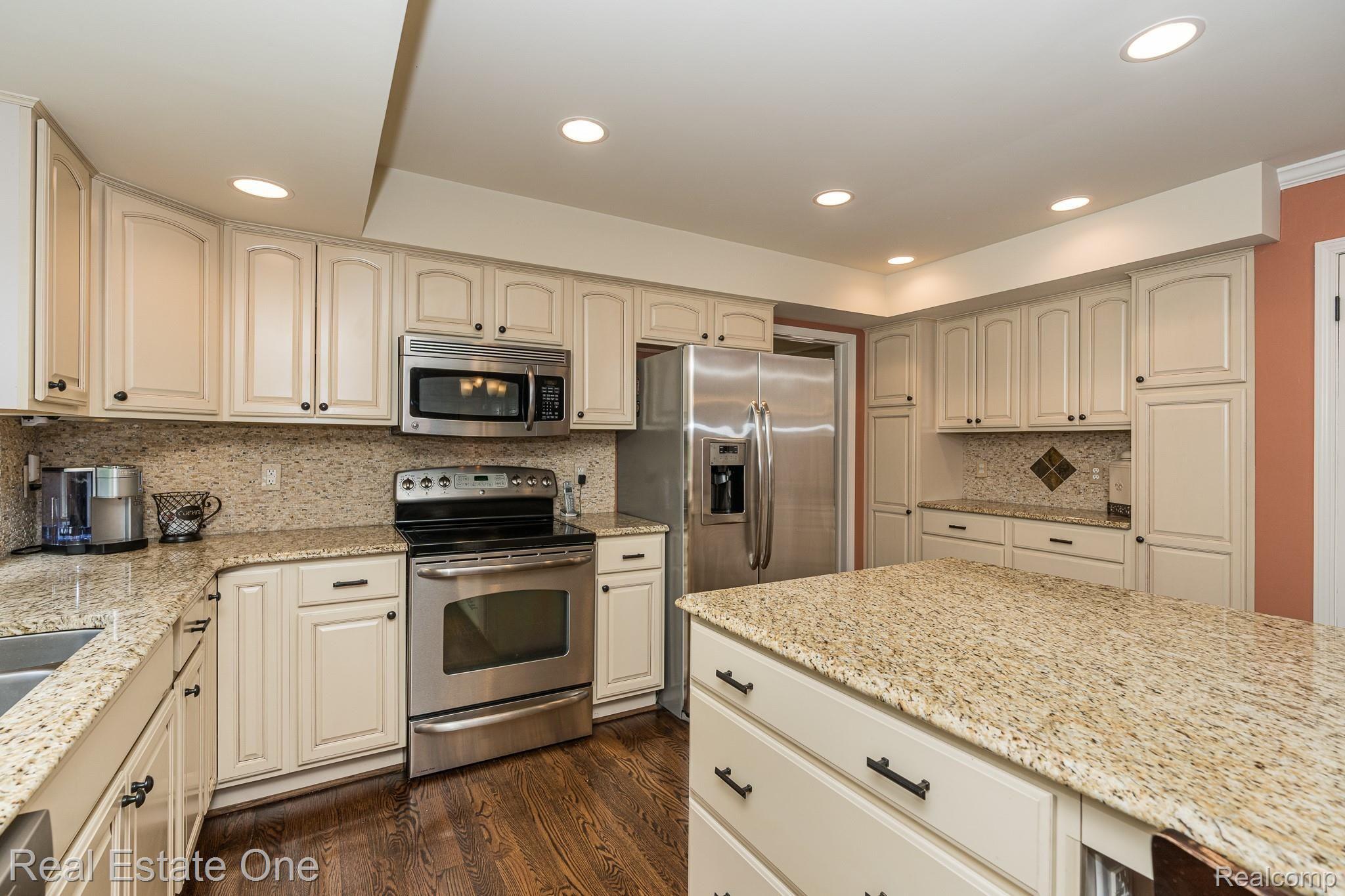 763 Birch Tree Lane Rochester, MI 48306 - Photo 14 of 44 763 Birch Tree MLS-W048.jpg