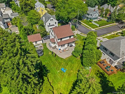 $1,925,000 | 10 Cambridge Court, Larchmont, NY 10538
