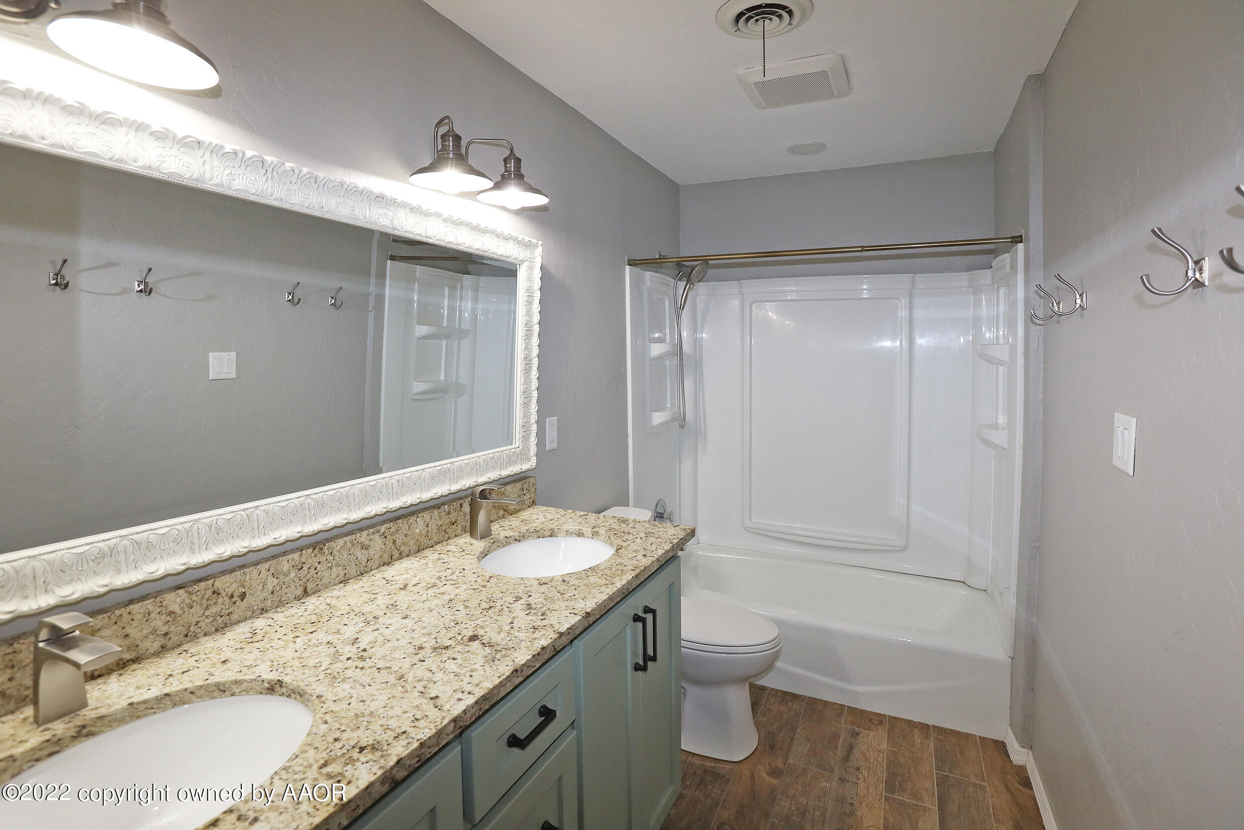 6129 Belpree Road Amarillo, TX 79106 - Photo 18 of 28 Bathroom Upstairs