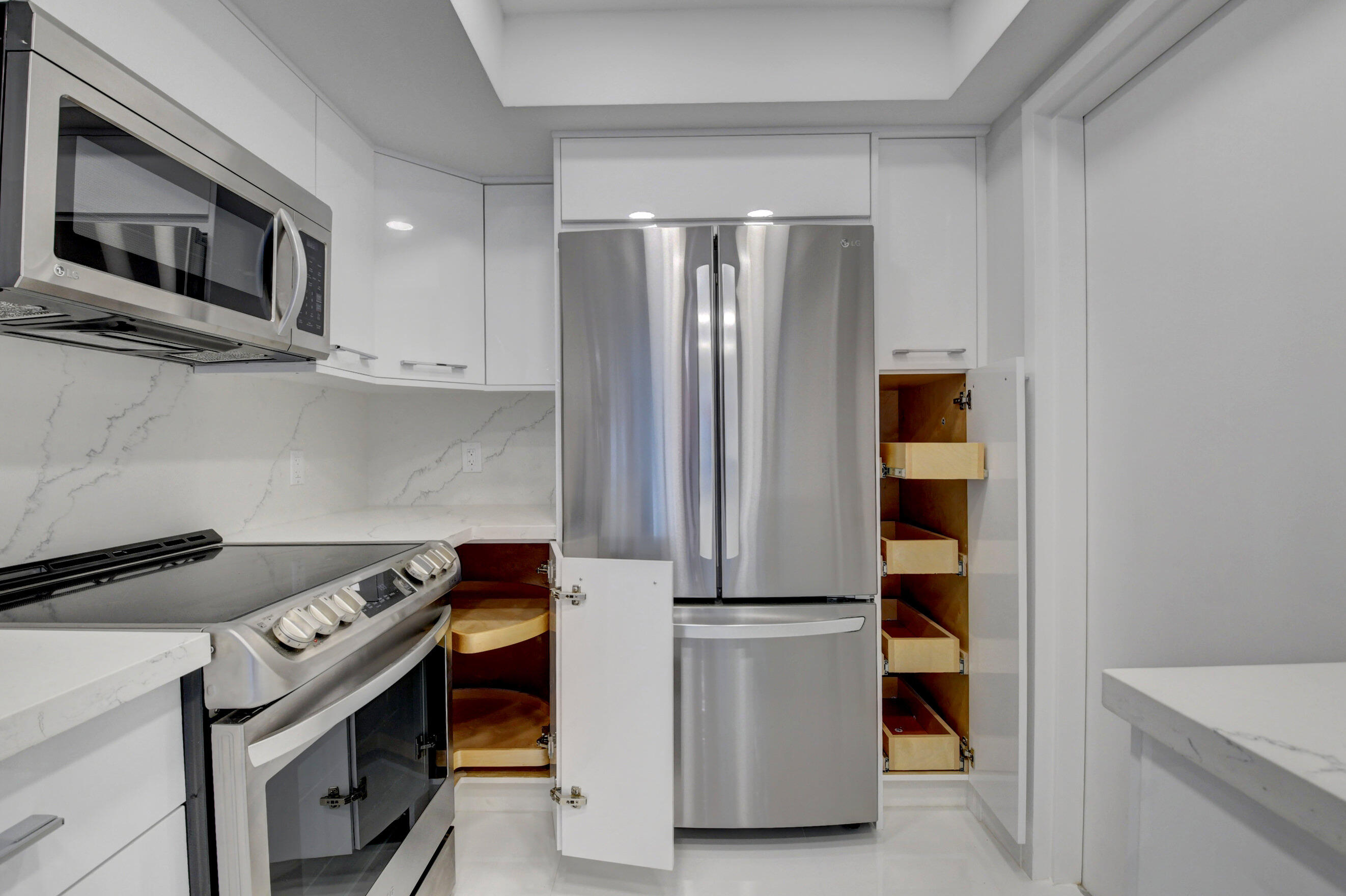 7847 Lakeside Boulevard, Unit 1063 Boca Raton, FL 33434 - Photo 8 of 40 Gourmet Kitchen Pullouts