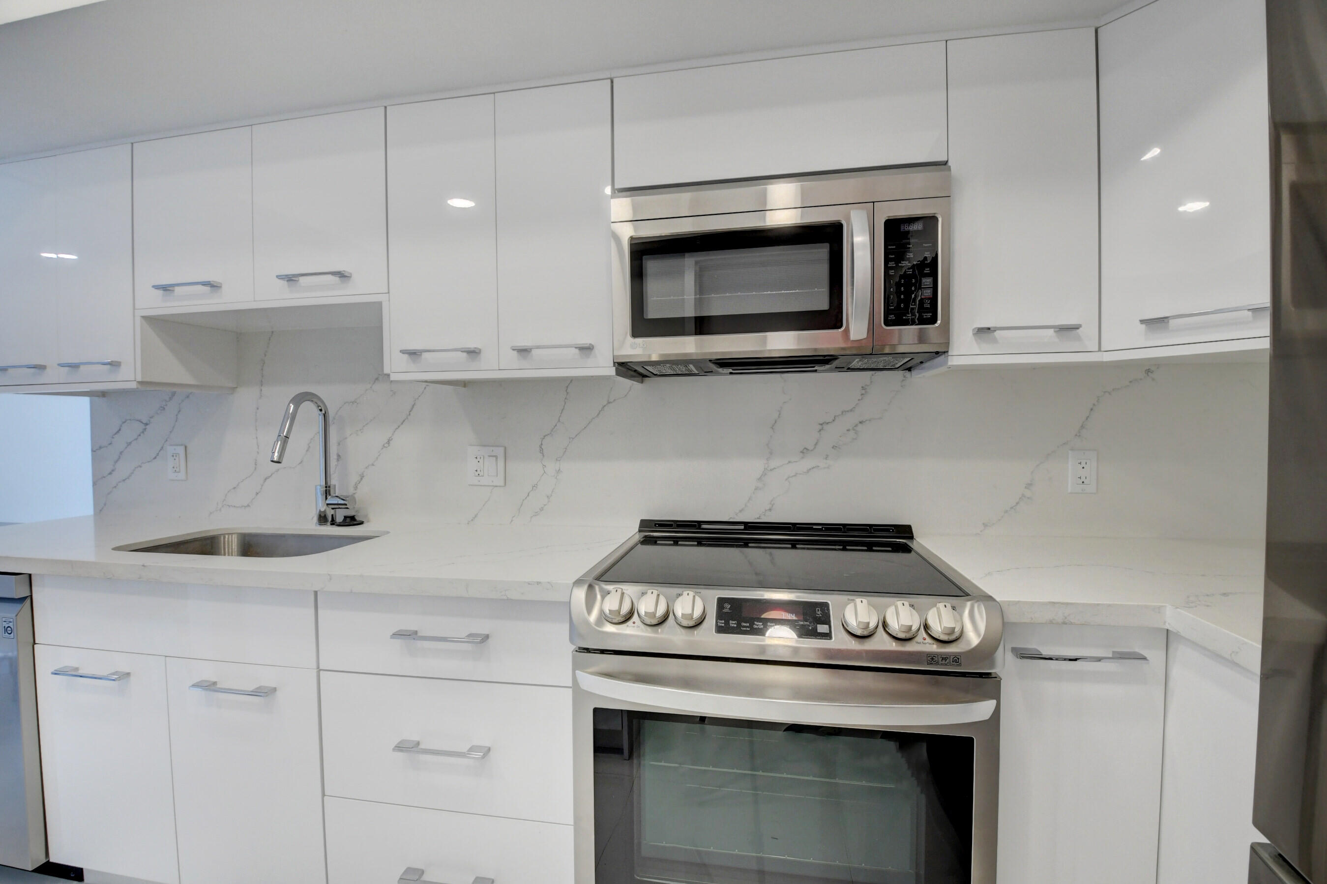 7847 Lakeside Boulevard, Unit 1063 Boca Raton, FL 33434 - Photo 10 of 40 Spectacular kitchen