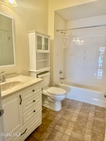 $250,000 | 1013 Hampton Pl Boulevard, North Greenbush, NY 12180