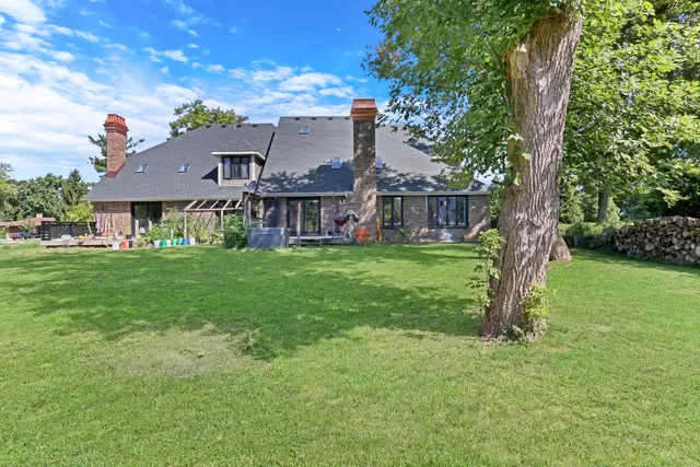 a view of a house with a yard