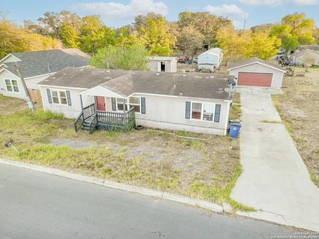 $130,000 | 808 Uvalde Street, Pleasanton, TX 78064