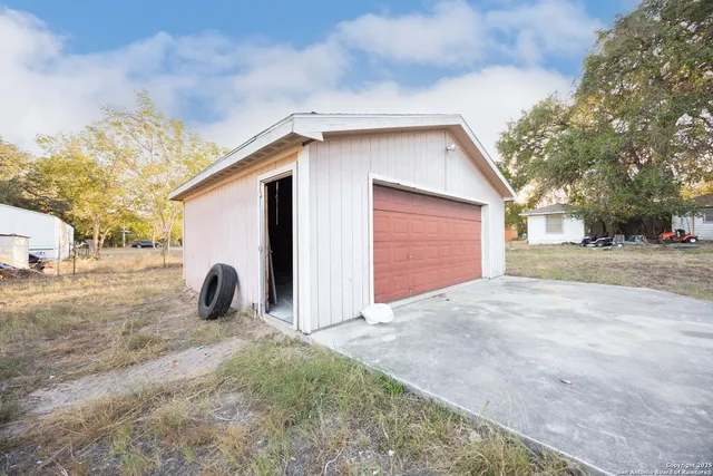 $130,000 | 808 Uvalde Street, Pleasanton, TX 78064