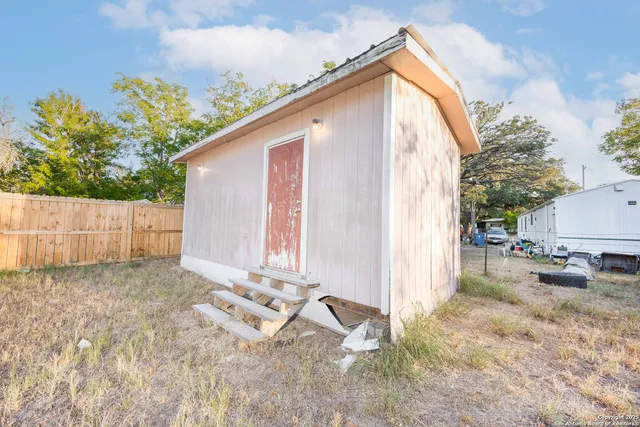 $130,000 | 808 Uvalde Street, Pleasanton, TX 78064