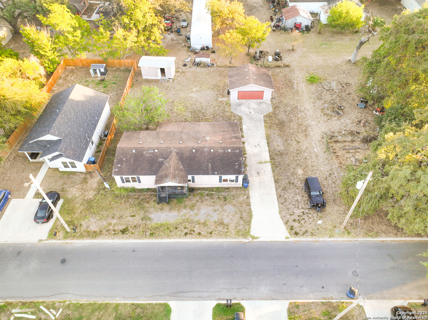 808 Uvalde Street Pleasanton, TX 78064 - Photo 25 of 25 a view of a living room