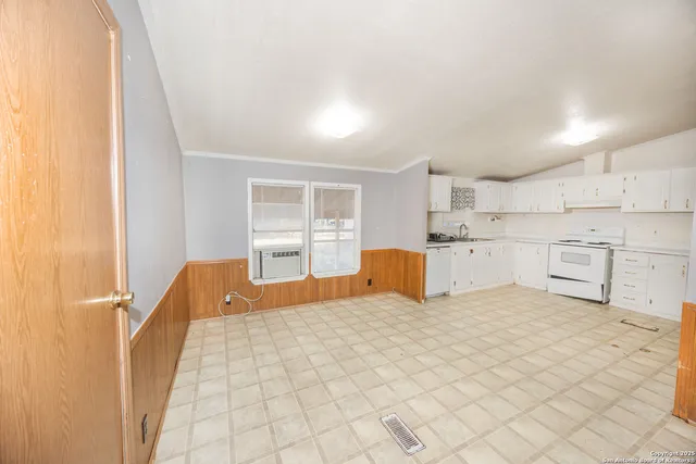 $130,000 | 808 Uvalde Street, Pleasanton, TX 78064