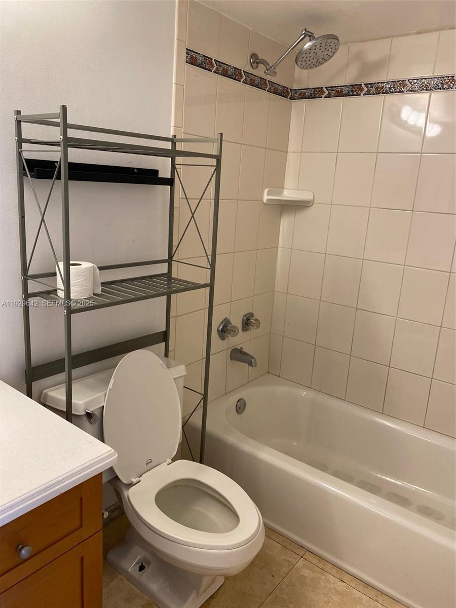 555 Northeast 15th Street, Unit 14K Miami, FL 33132 - Photo 24 of 47 a bathroom with a toilet and a bathtub