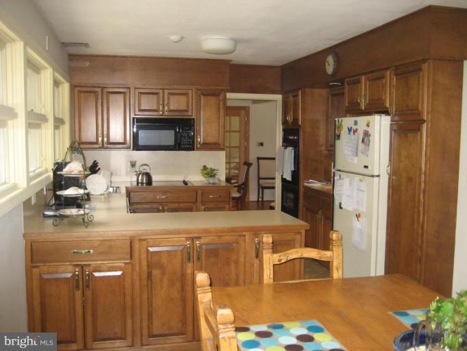 709 Stone Barn Road Towson, MD 21286 - Photo 4 of 23 Kitchen w/Custom cabinets
