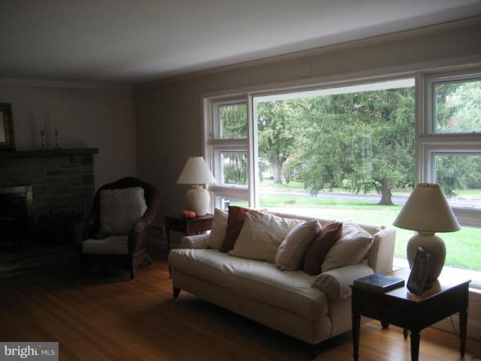 709 Stone Barn Road Towson, MD 21286 - Photo 7 of 23 Living Room