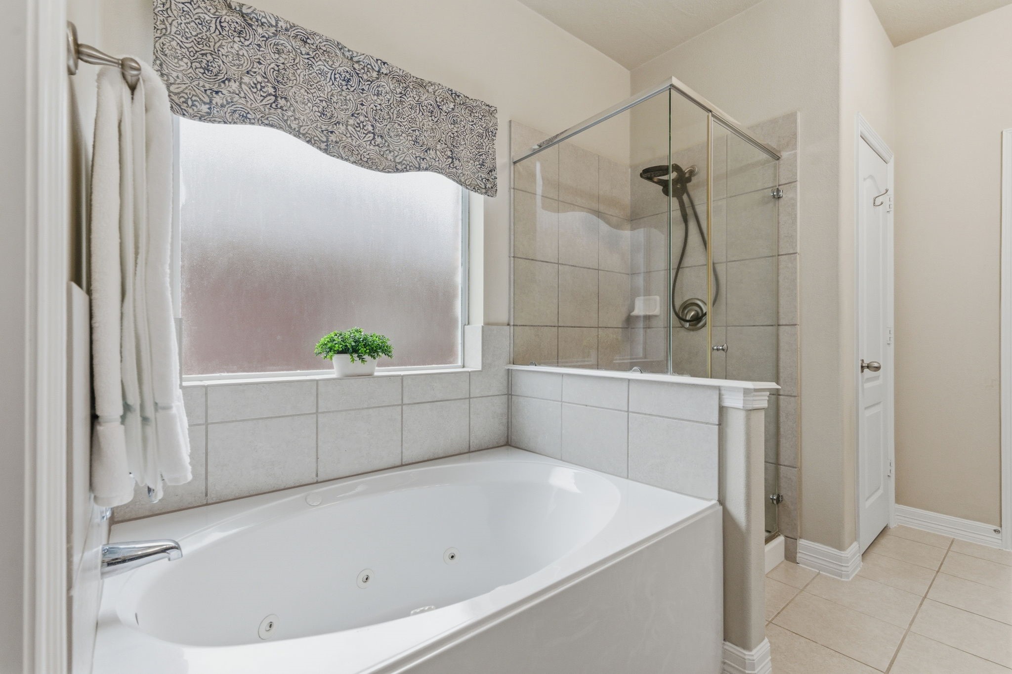 1737 Round Oak Lane Conroe, TX 77304 - Photo 18 of 39 Relax after a long day in the jetted soaking tub.The shower has a glass enclosure.