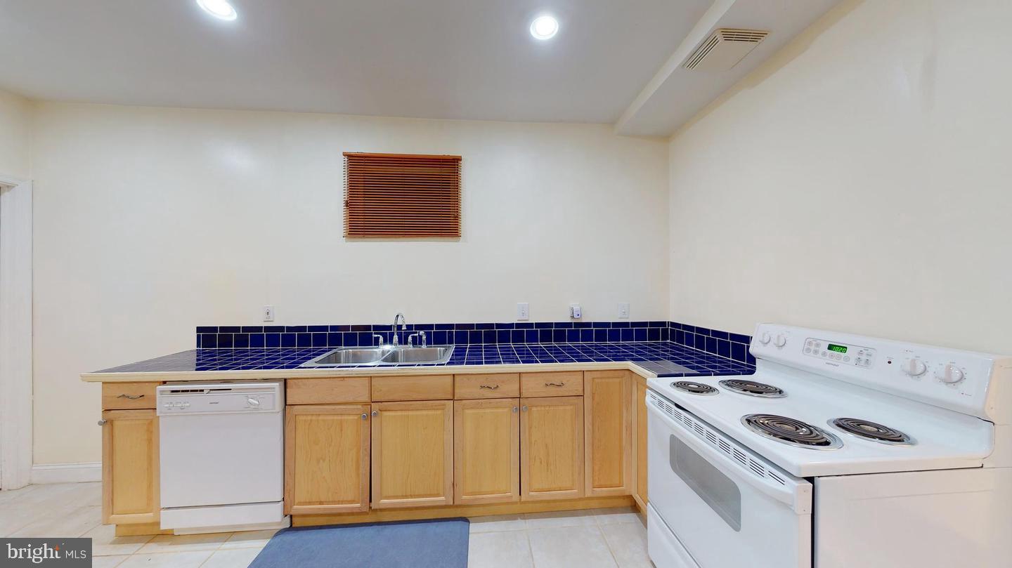 9710 Middleton Ridge Road Vienna, VA 22182 - Photo 16 of 25 Kitchen