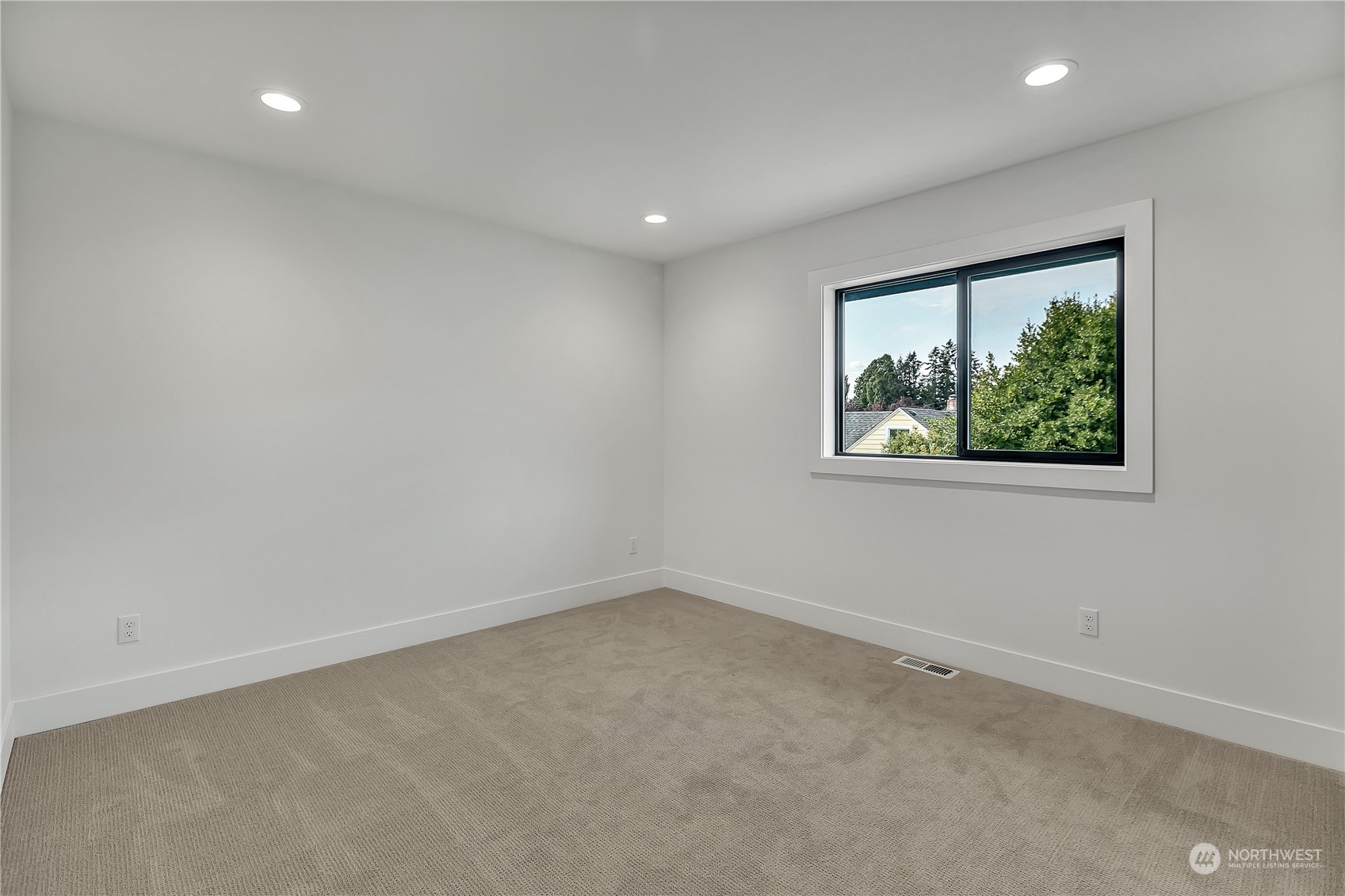 5425 Parker Road East Sumner, WA 98390 - Photo 31 of 40 an empty room with windows