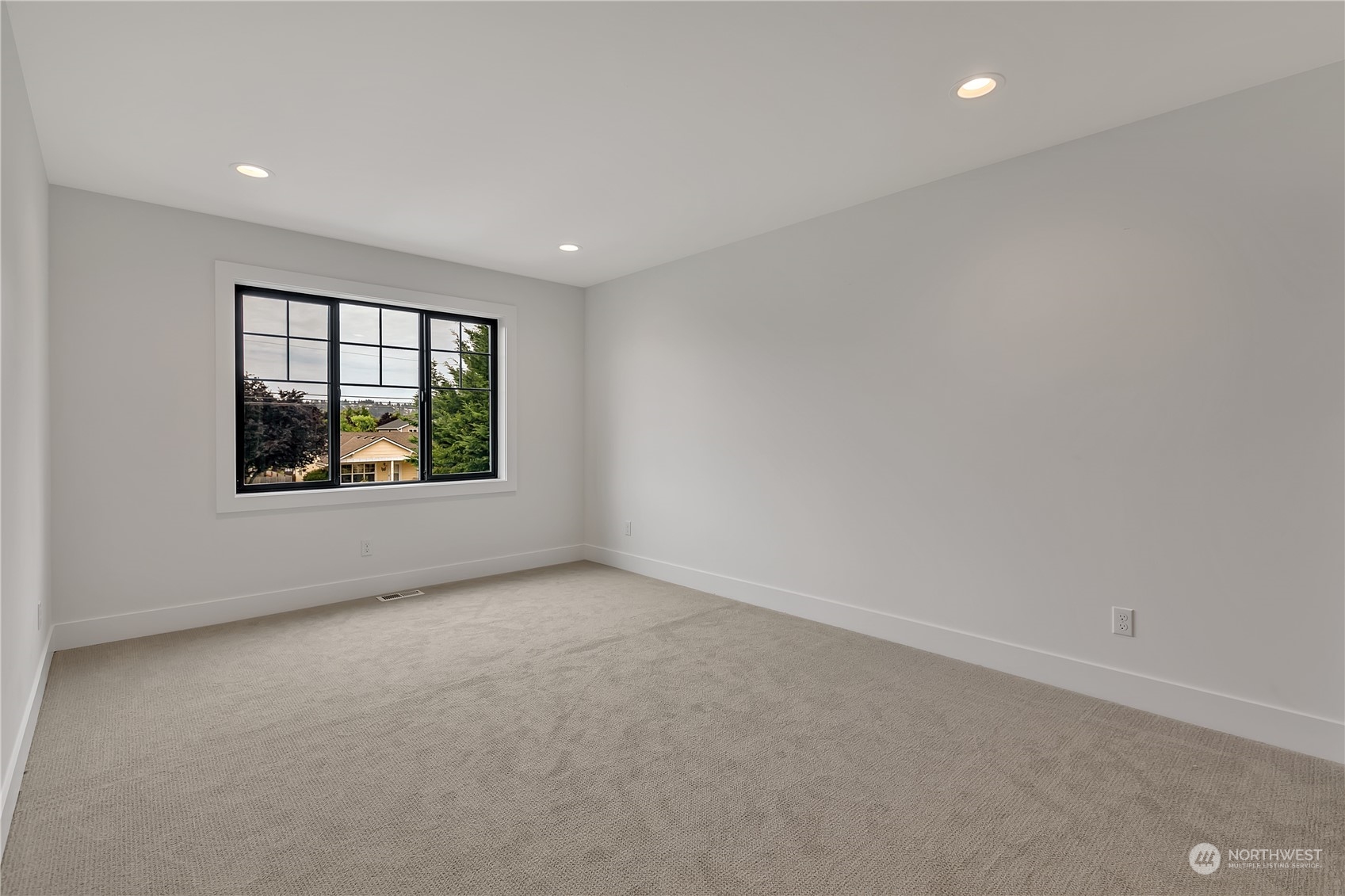 5425 Parker Road East Sumner, WA 98390 - Photo 32 of 40 an empty room with windows