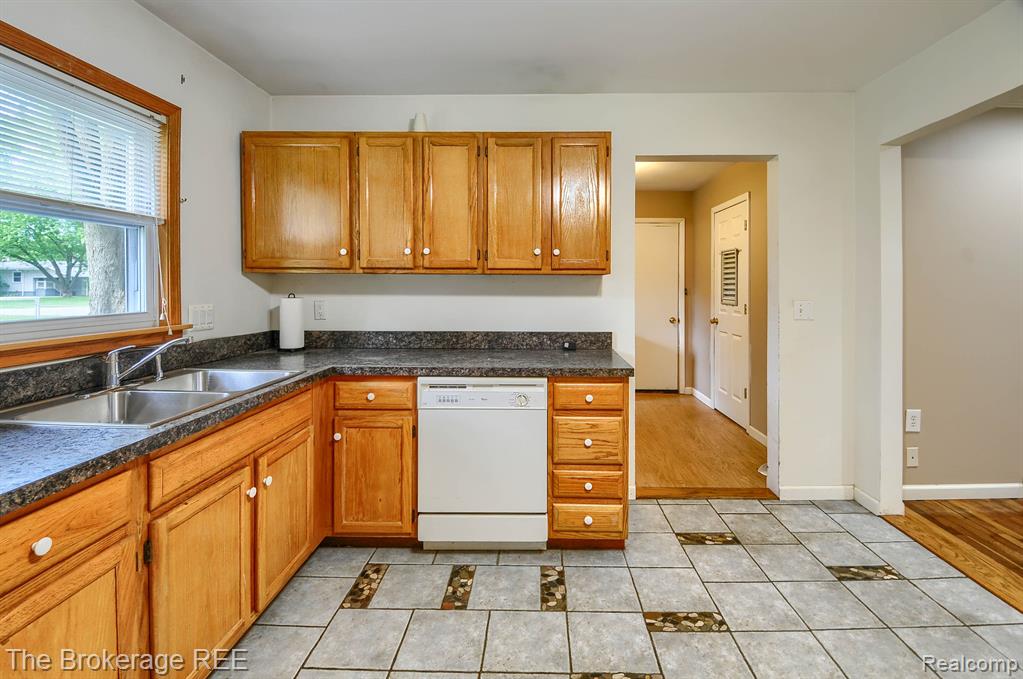 6101 East Pierson Road Flint, MI 48506 - Photo 11 of 27