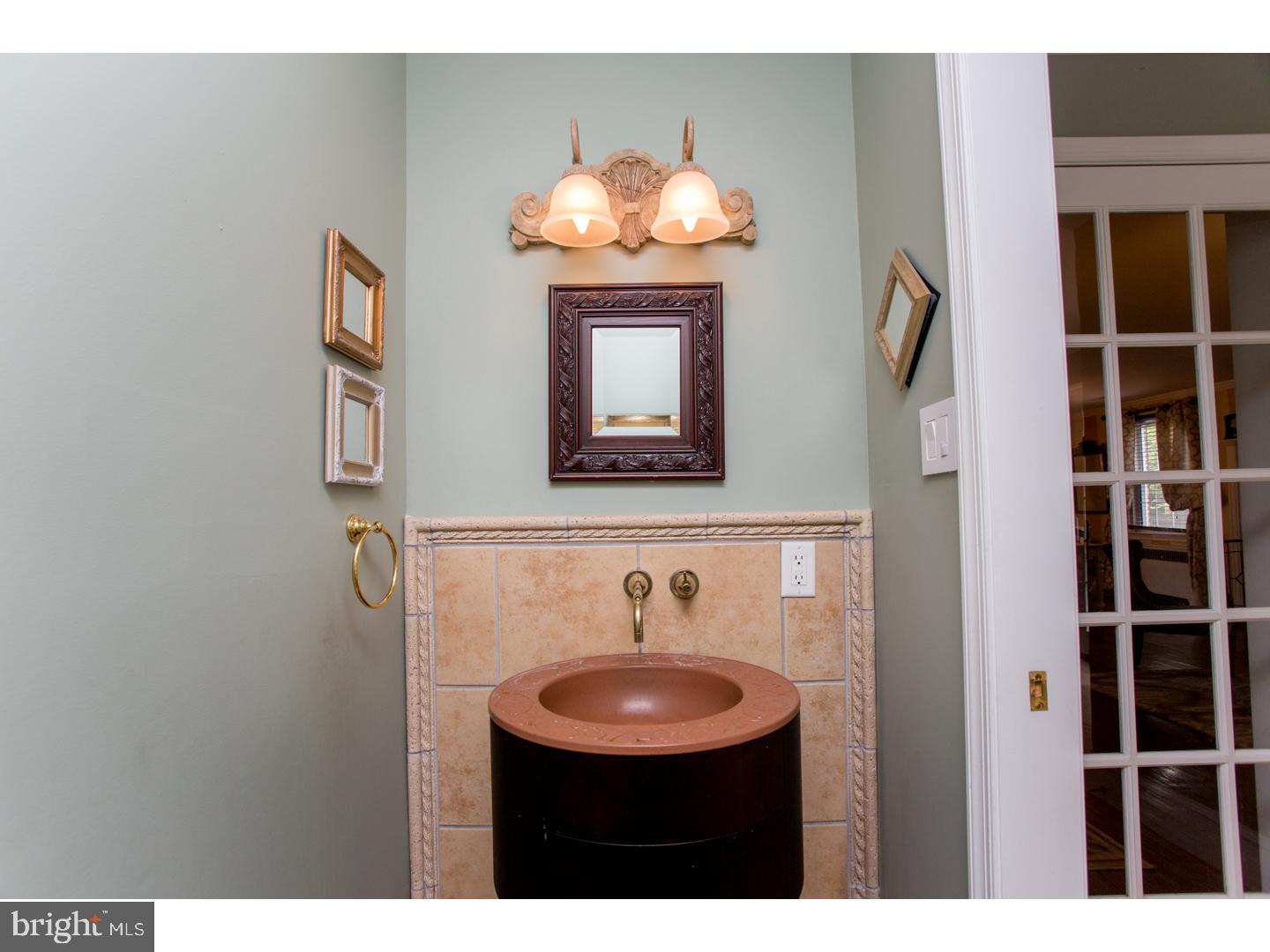 28 Medbury Road Wallingford, PA 19086 - Photo 11 of 25 Half Bath