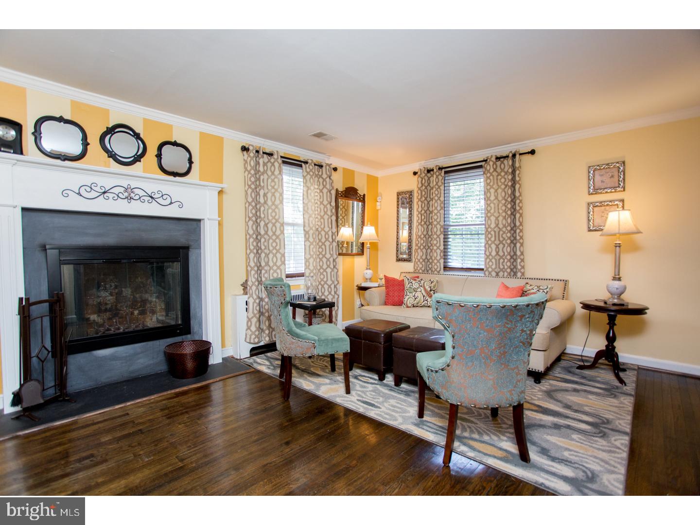 28 Medbury Road Wallingford, PA 19086 - Photo 4 of 25 Living Room