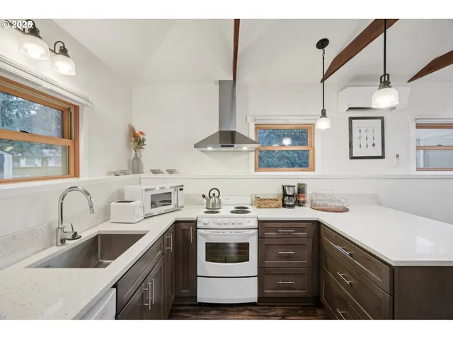 $649,990 | 3286 Northeast Holman Street, Portland, OR 97211