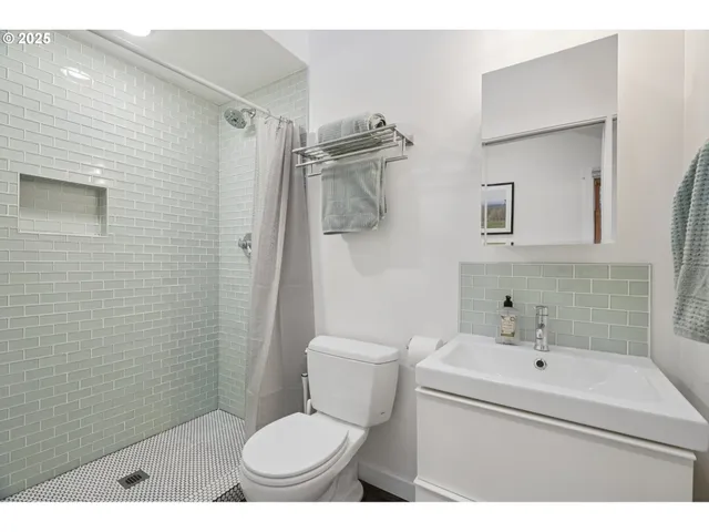 $649,990 | 3286 Northeast Holman Street, Portland, OR 97211