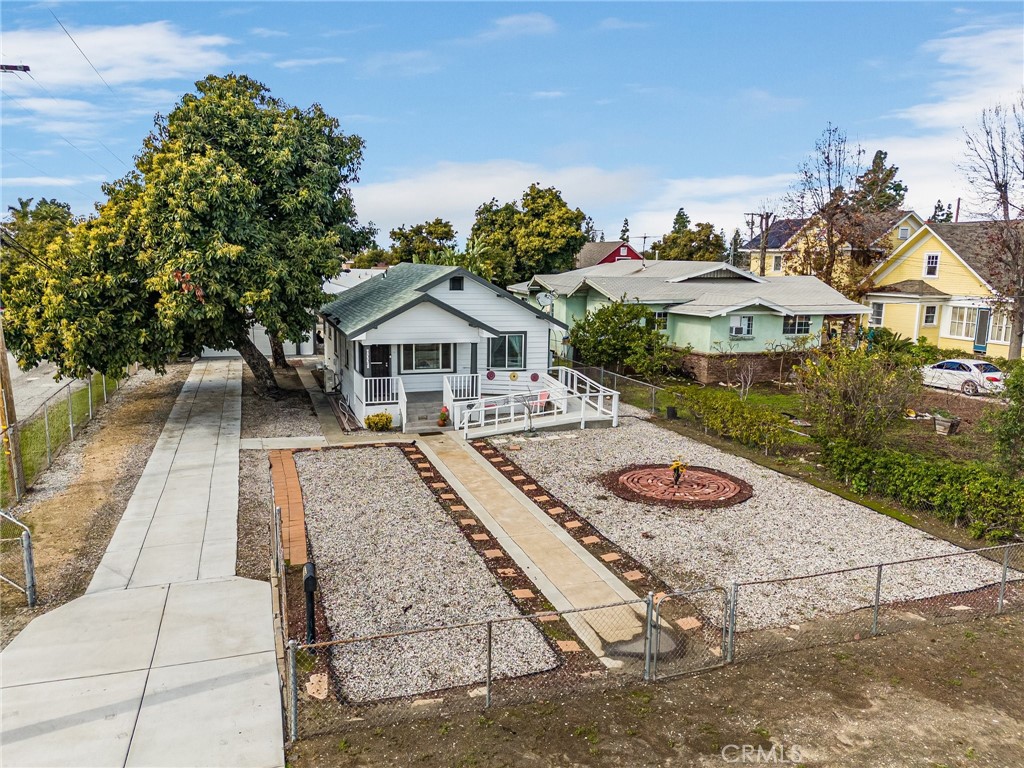 a view of a house with backyard