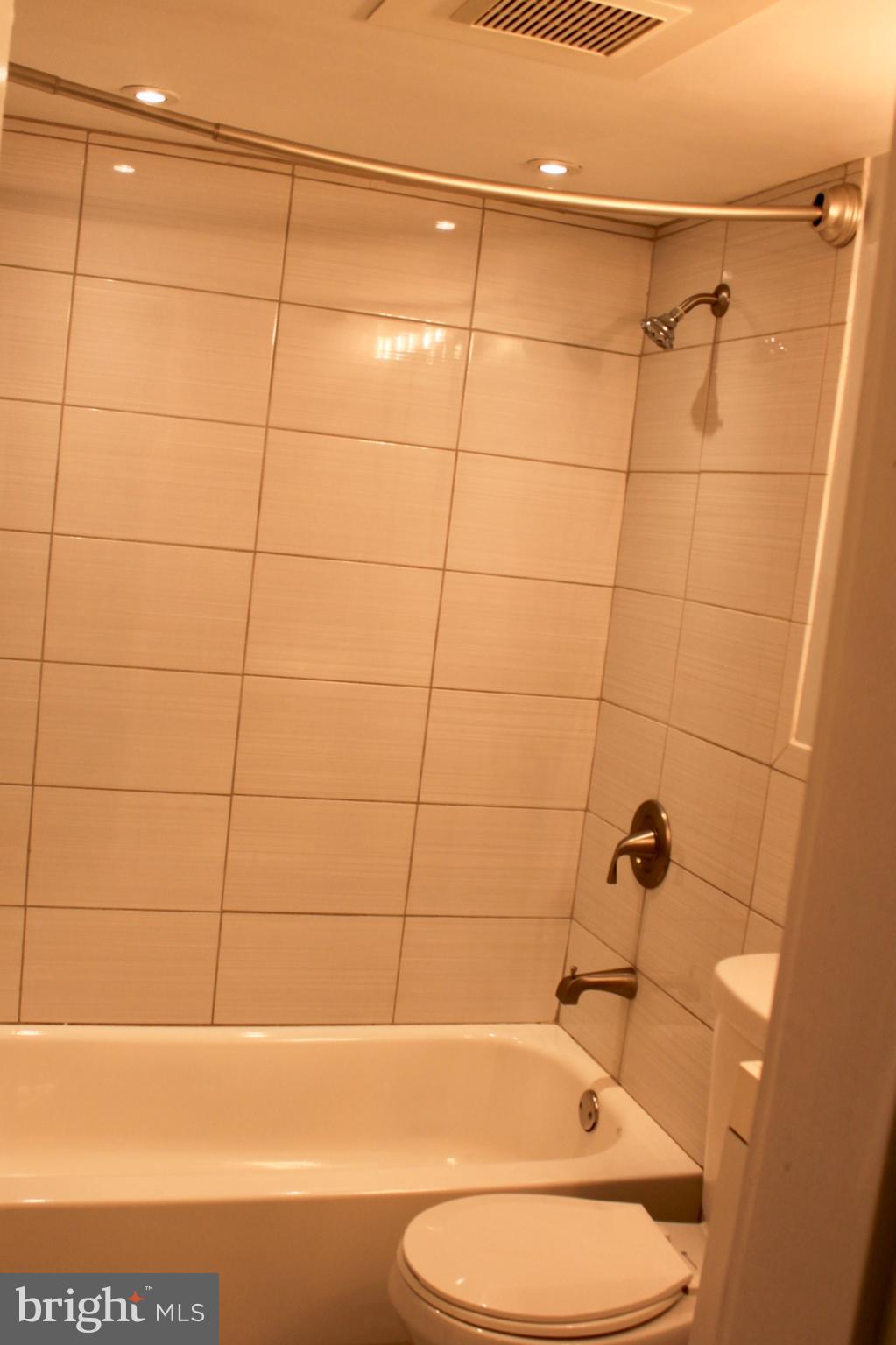 46 G Street Southwest, Unit B Washington, DC 20024 - Photo 7 of 13 Full Tub in bathroom