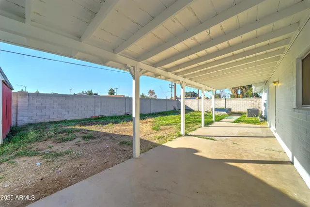 a view of a backyard