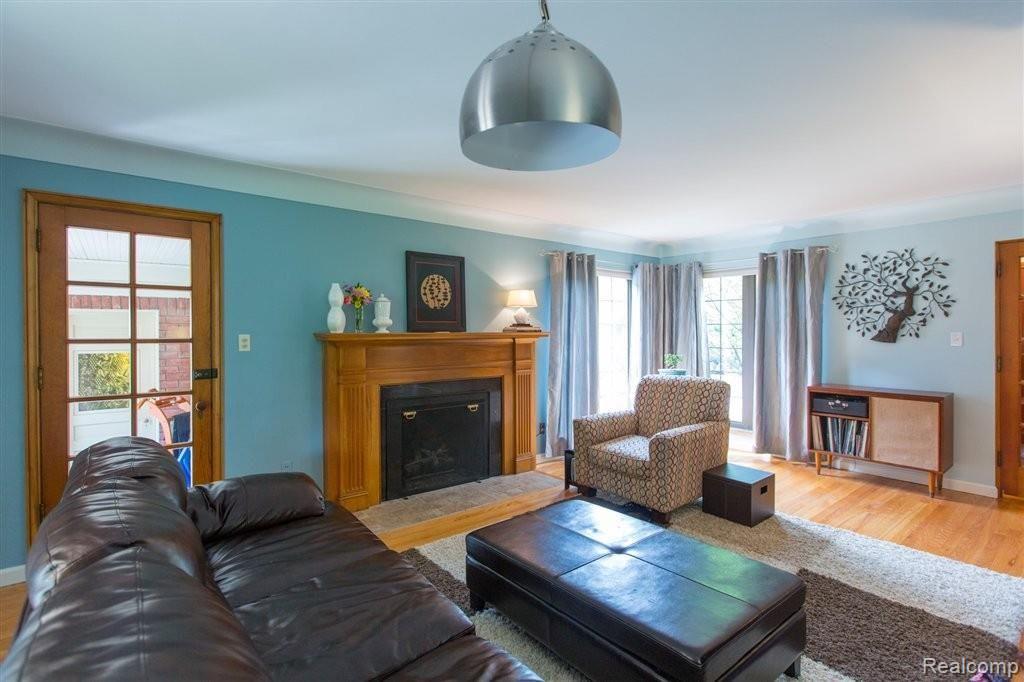 933 Hawthorne Road Grosse Pointe, MI 48236 - Photo 3 of 19 Living Room