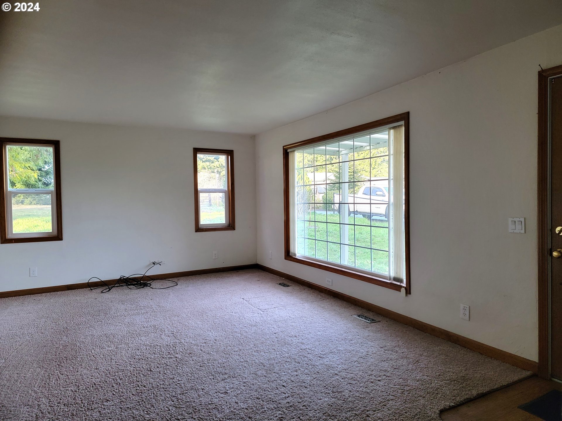 56431 Turley Road Warren, OR 97053 - Photo 8 of 47 Living Room