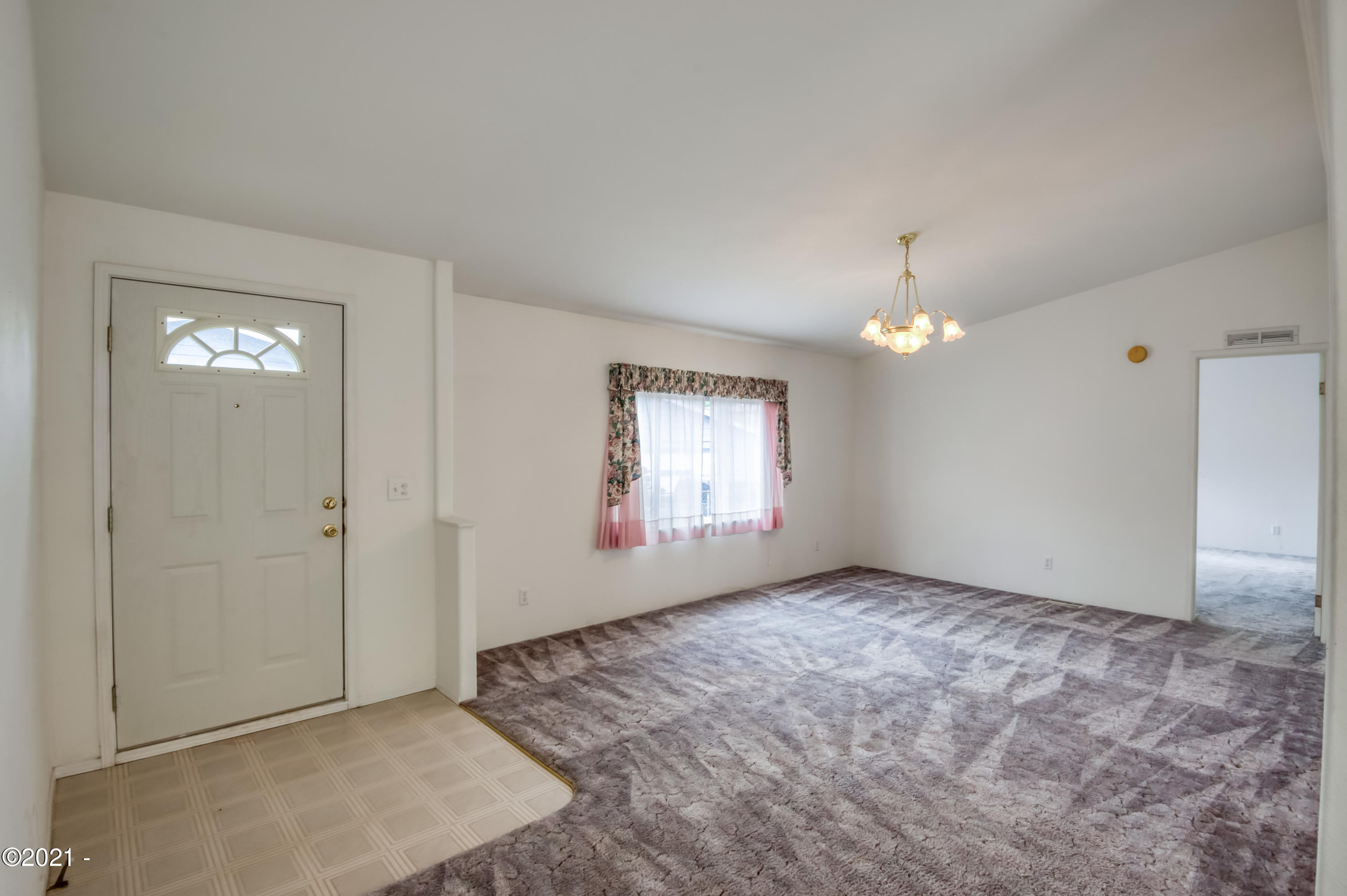 1211 Southeast River Road Toledo, OR 97391 - Photo 20 of 48 Living Room