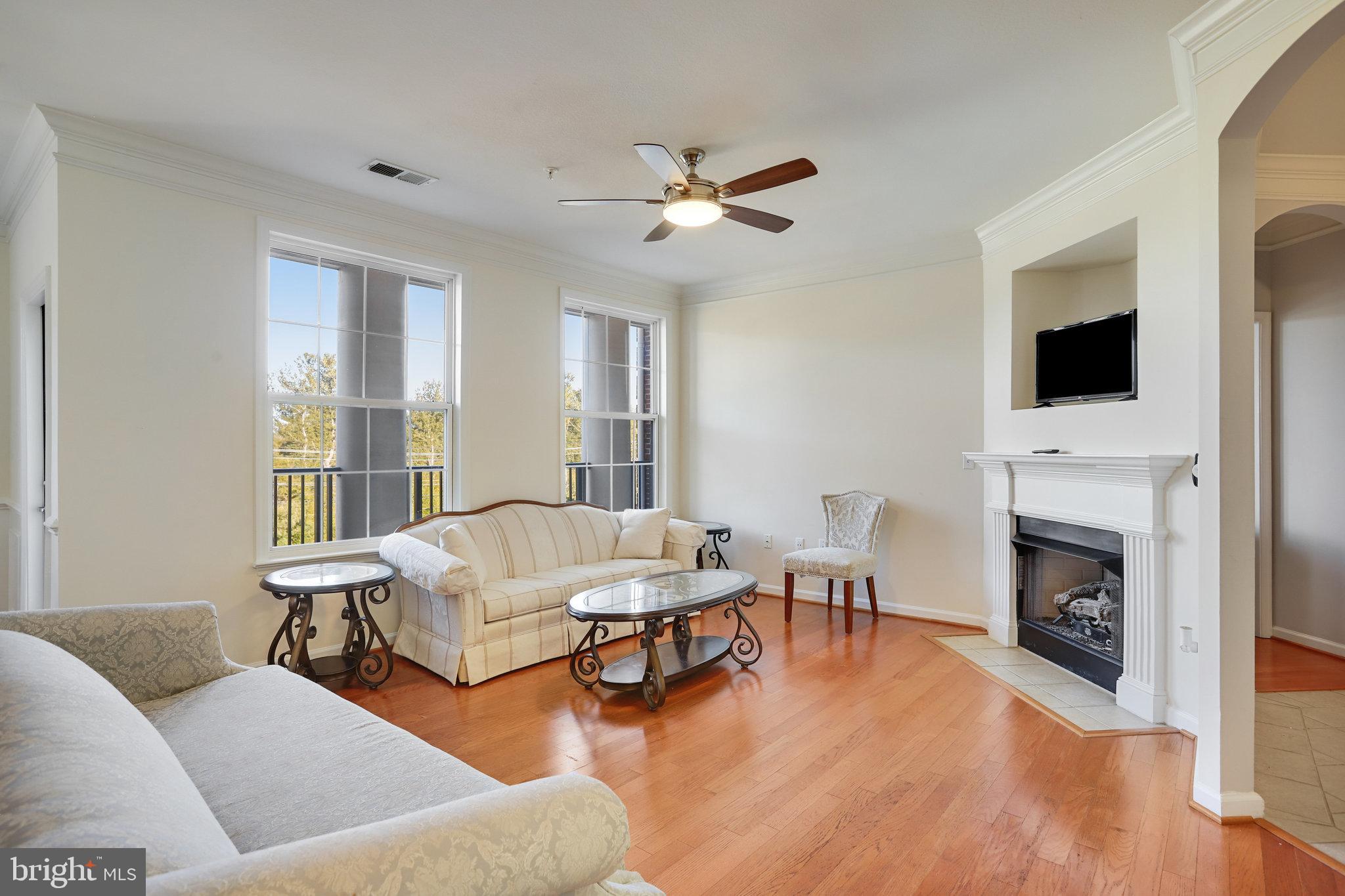 8 Granite Place, Unit 362 Gaithersburg, MD 20878 - Photo 17 of 42 Living Room