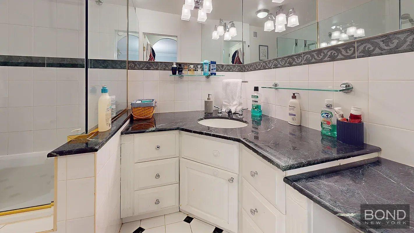 401 East 74th Street, Unit 6E Manhattan, NY 10021 - Photo 11 of 12 Photo 11