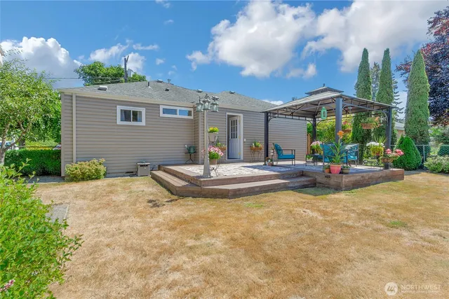 a view of a house with entertaining space