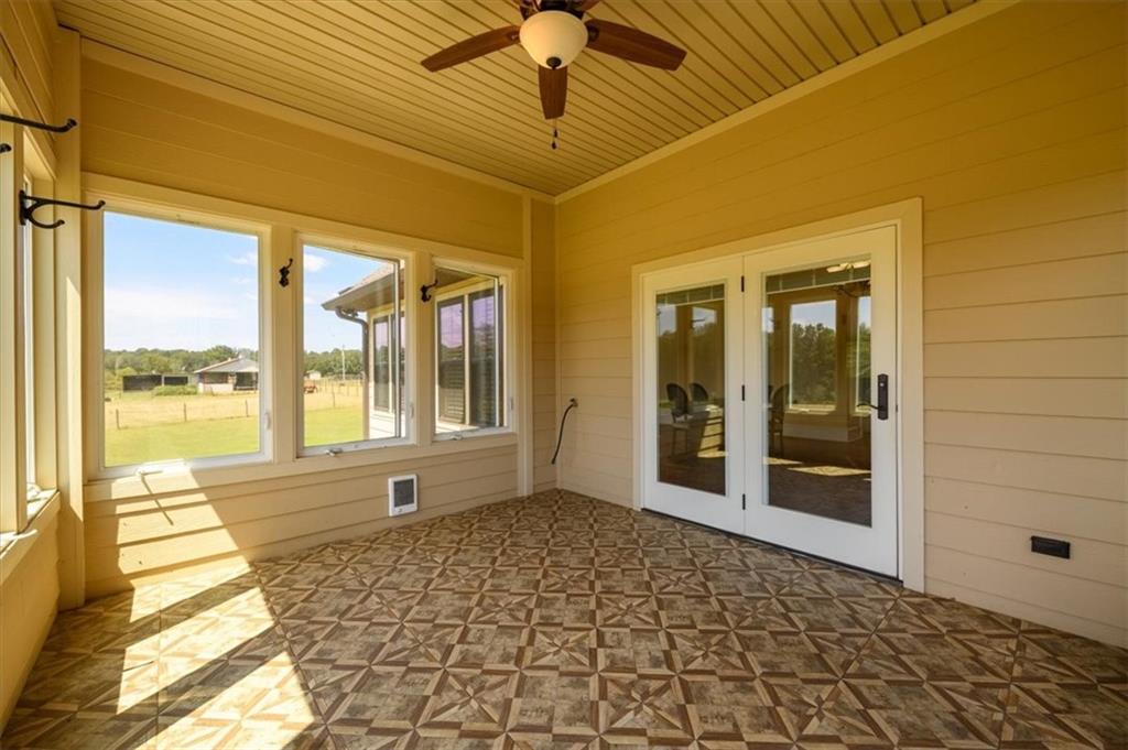 725 County Farm Road Jefferson, GA 30549 - Photo 15 of 43 a bathroom with a large window