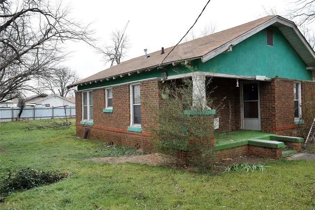 a view of a backyard with barn and a table