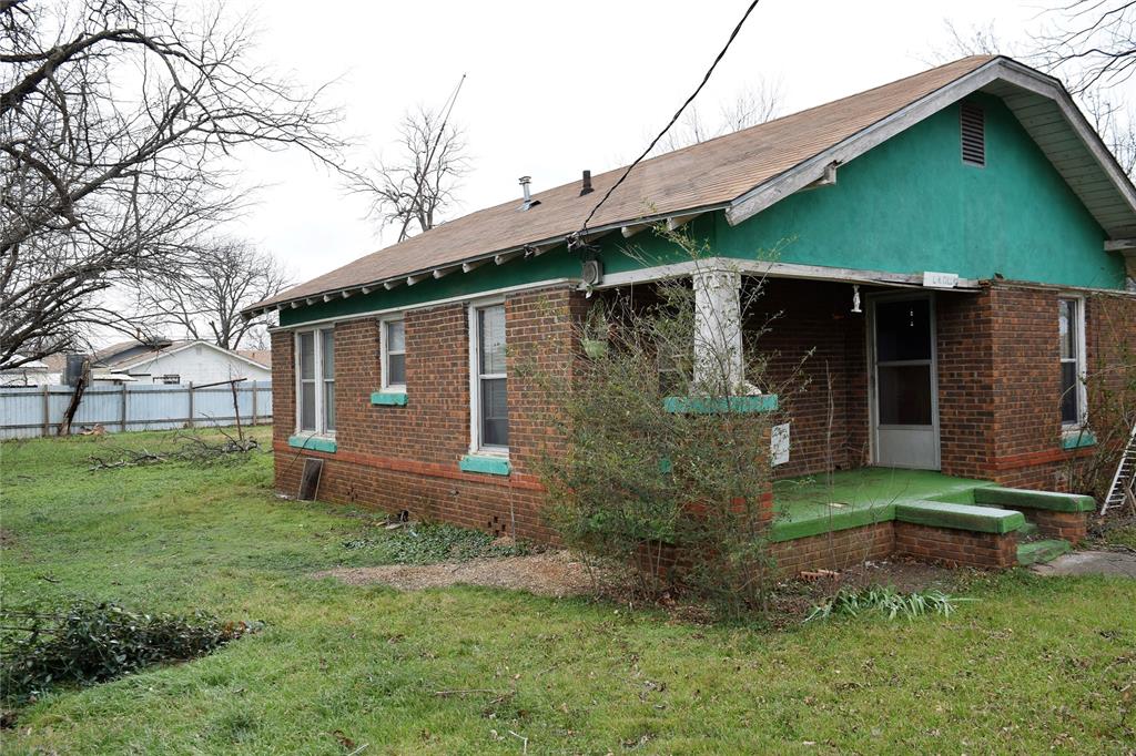 415 West 12th Street Coleman, TX 76834 - Photo 4 of 7 a view of a backyard with barn and a table