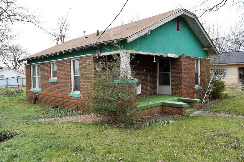 415 West 12th Street Coleman, TX 76834 - Photo 5 of 7 a front view of a house with garden