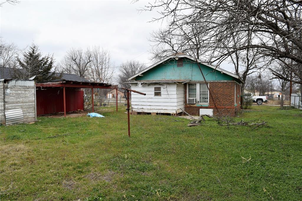 415 West 12th Street Coleman, TX 76834 - Photo 6 of 7 a front view of house with a garden
