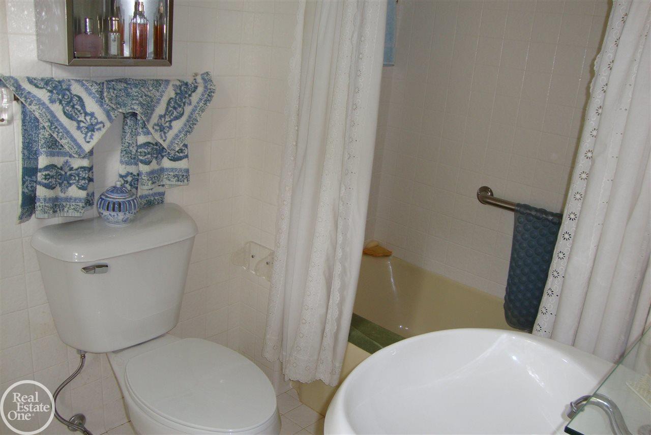 86 Lothrop Road Grosse Pointe, MI 48236 - Photo 20 of 28 31355561-19.JPG
