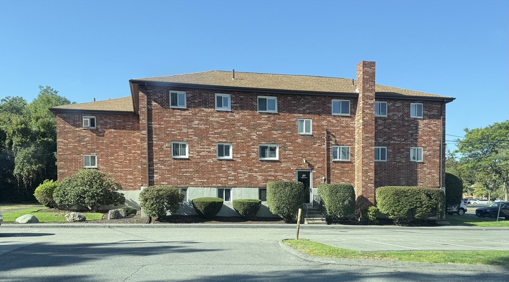 40 Westgate Road, Unit 5 Chestnut Hill, MA 02467 - Photo 1 of 33 a front view of a building with a yard