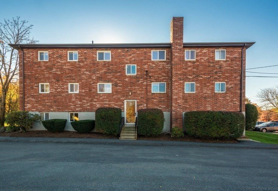 40 Westgate Road, Unit 5 Chestnut Hill, MA 02467 - Photo 2 of 33 a front view of a building with street view