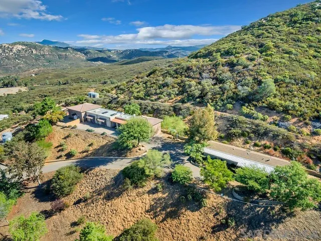 a view of a house with backyard and tree