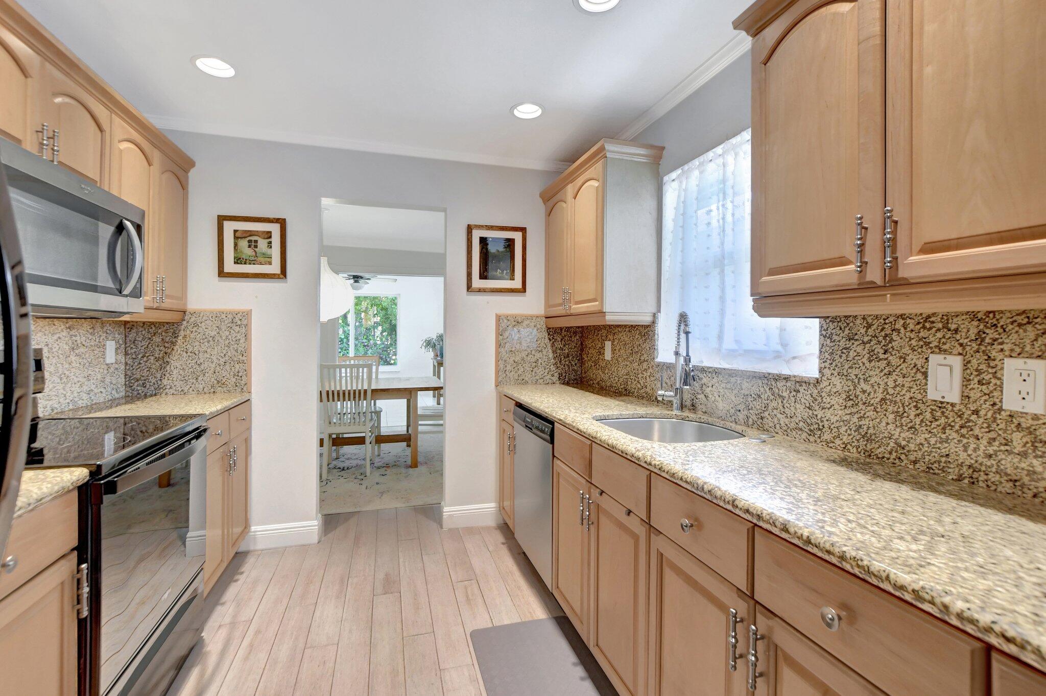 388 Southwest 5th Way Boca Raton, FL 33432 - Photo 4 of 19 kitchen