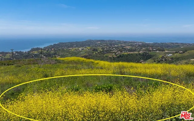 a view of entryway with a flower garden